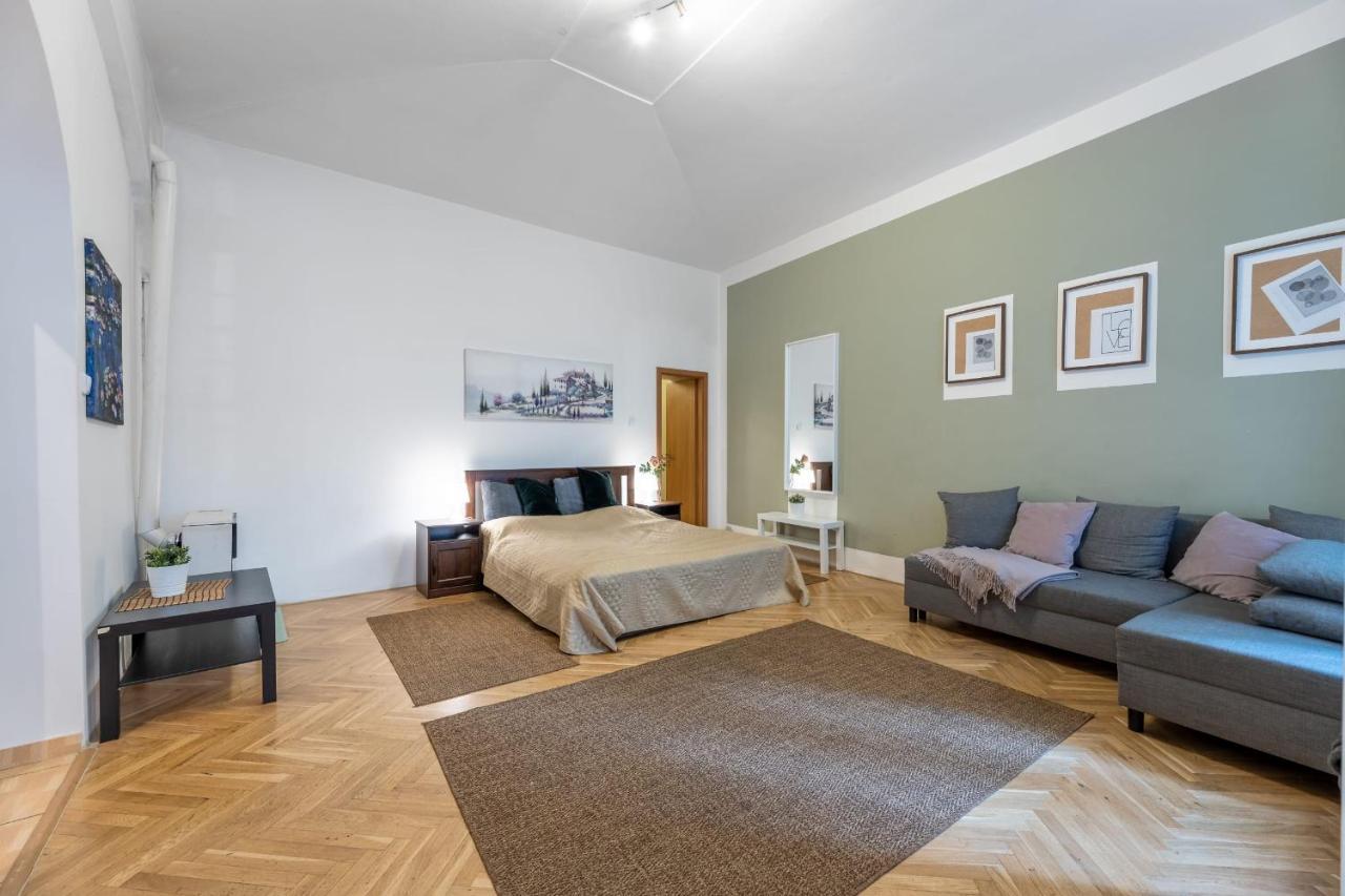 Spacious 3 Bedroom Apartment In The Heart Of Praha Eksteriør bilde